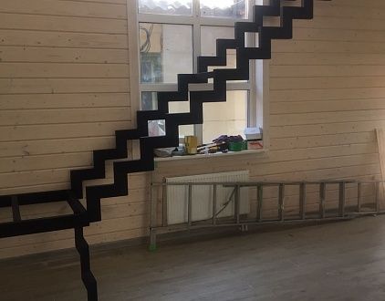 Металлическая лестница на ломанном косоуре