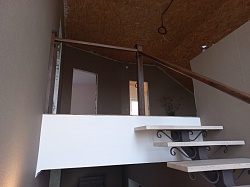 Лестница на монокосоуре с отделкой ясенем от производителя