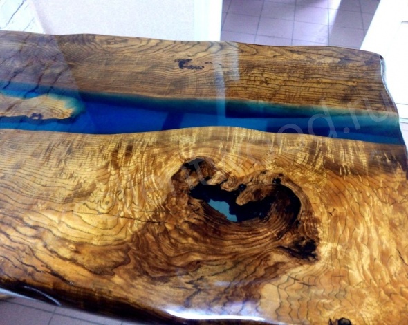 Угловой стол река из слэба ясеня с гравировкой купить в интернет-магазине