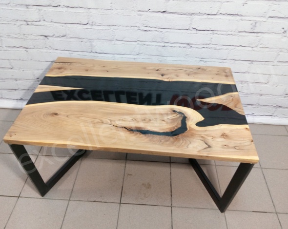 Кофейный стол из слэба карагача со смолой купить в интернет-магазине