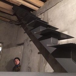 Металлический каркас лестницы, монокосоур от производителя