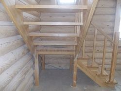 Лестница из лиственницы для деревянного дома от производителя