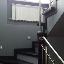 Лестница с металлическим ограждением от производителя