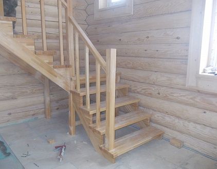 Лестница из лиственницы для деревянного дома