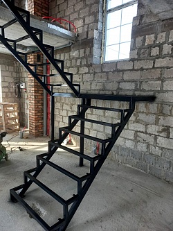 Каркас металлической лестницы под зашивку от производителя