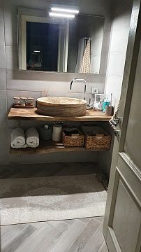 Полки под раковину в ванную из слэба ореха, собственное производство