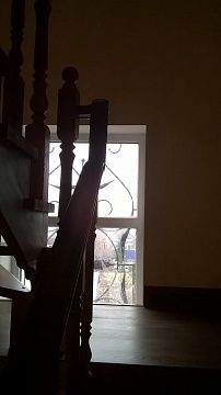 Лестница из лиственницы в трехэтажном доме от производителя