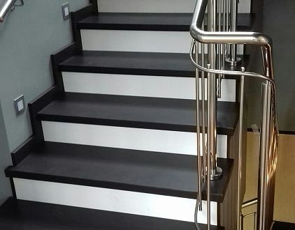 Лестница с металлическим ограждением