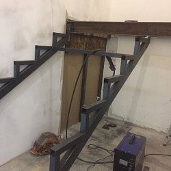 Металлическая лестница с деревянной обшивкой от производителя