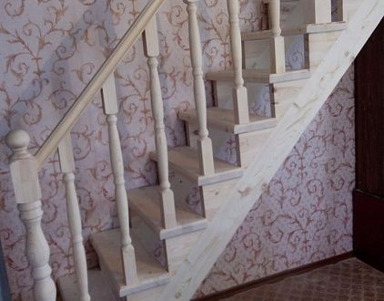 Лестница из сосны в дачный дом