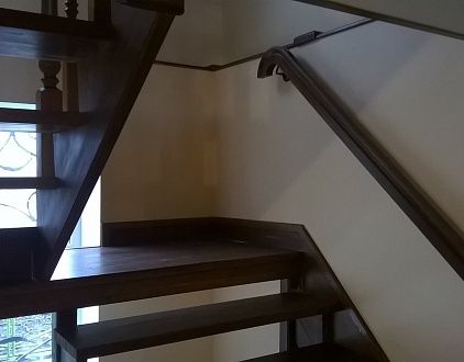 Лестница из лиственницы в трехэтажном доме