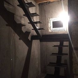 Металлический каркас лестницы, монокосоур от производителя